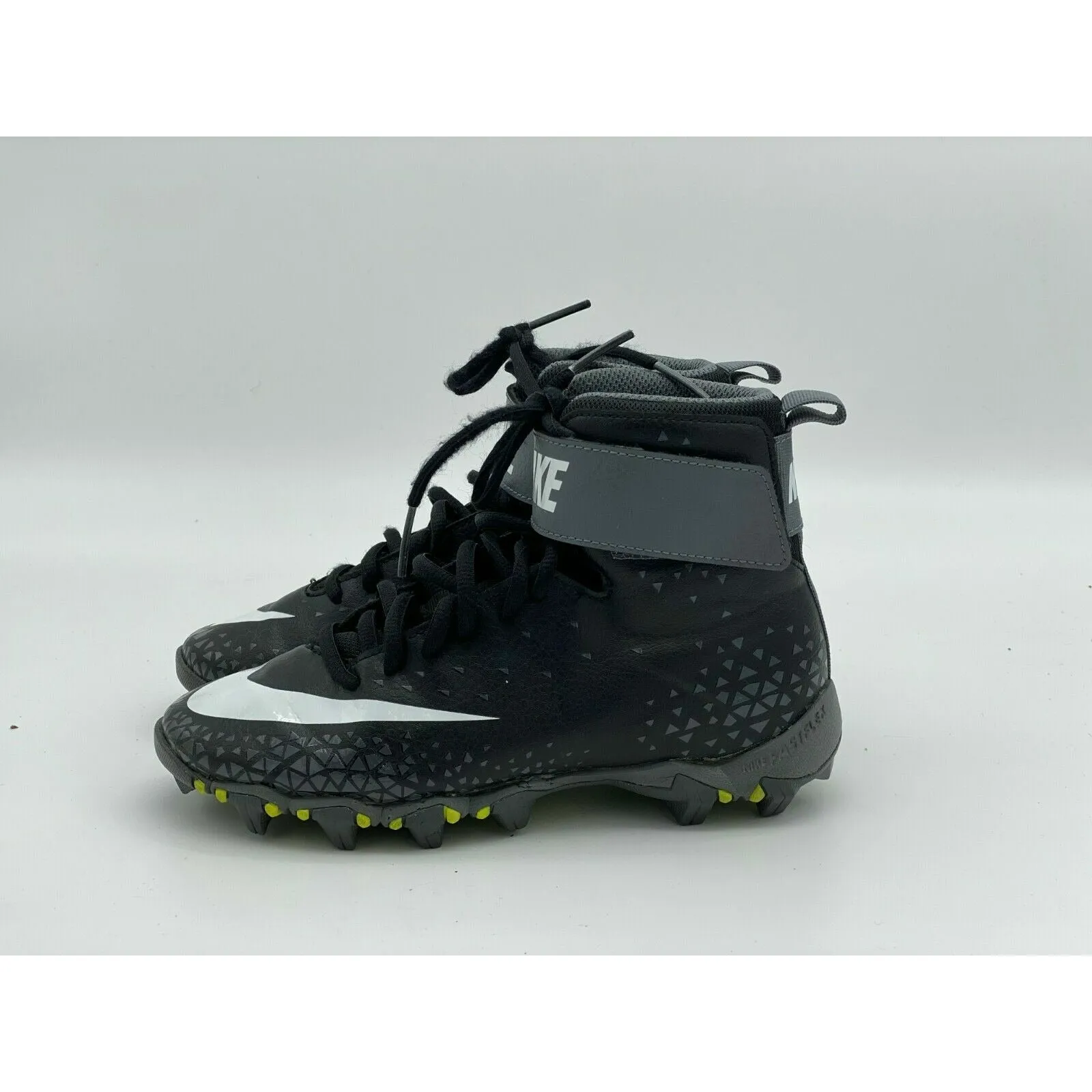 IN1013Nike Force Savage Shark Football Cleat Youth - Size 3Y